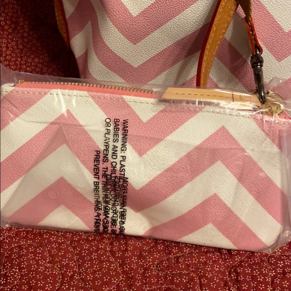 NWOT Dooney & Bourke Lg Tote, Wristlet & Keโฆ - Picture 6 of 16